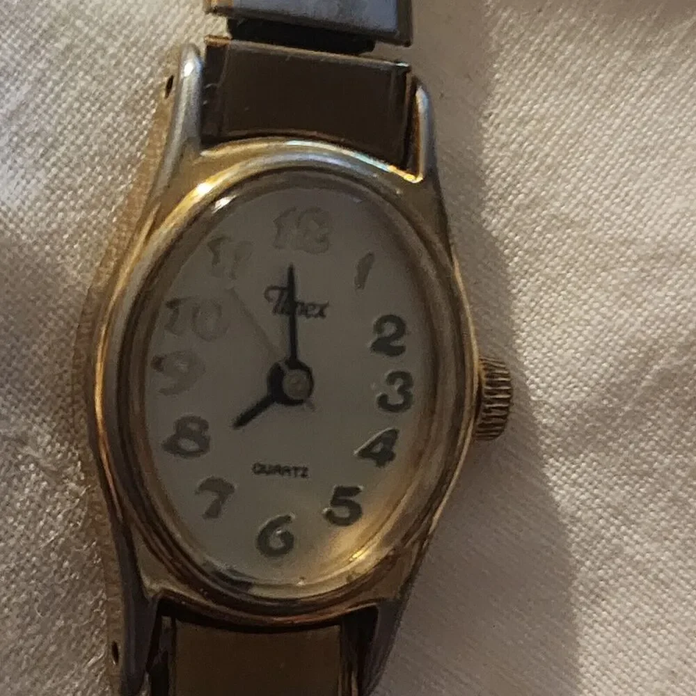 Vintage Ladies Timex Quartz Watch Stretch Band Gold Tone